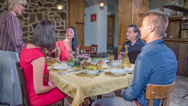 Garçonete Desejando Bom Jantar Para Grupo Amigos Felizes Restaurante Elegante — Vídeo de Stock