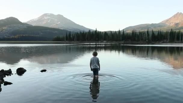 Malý Chlapec Zkoumá Sopečné Horské Jezero Ohybem Oregonu Při Západu — Stock video