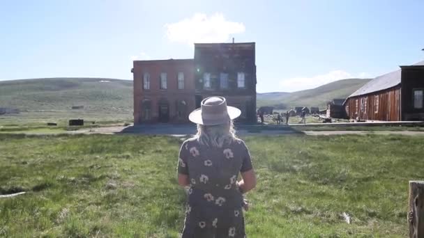 Mujer Caminando Mirando Explorando Vieja Ciudad Minera Abandonada Histórica Bodie — Vídeo de stock