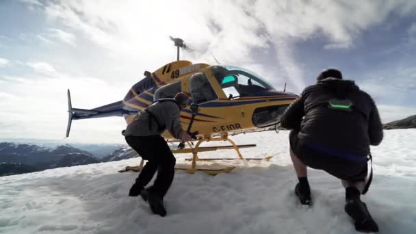 Kanada Daki British Columbia Bir Dağa Inerken Helikopterle Alınmayı Bekleyen — Stok video