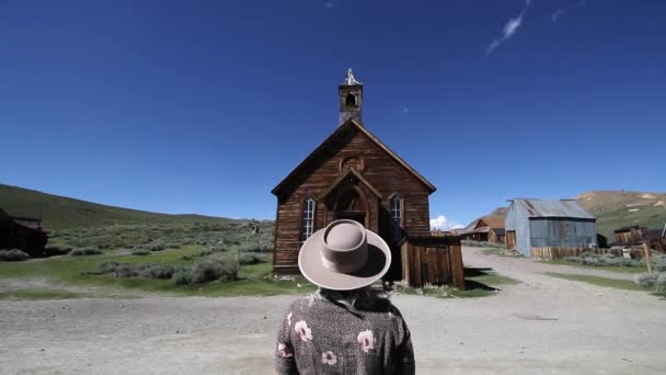 Mujer Joven Caminando Hacia Vieja Vista Iglesia Explorando Histórica Ciudad — Vídeo de stock