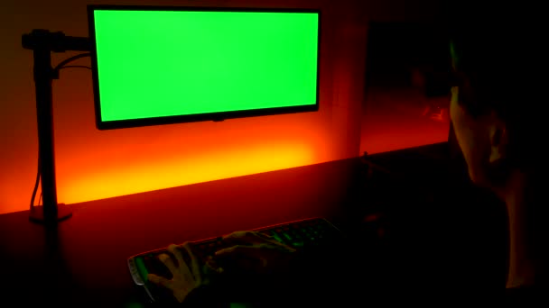 Зеленый Экран Через Плечо Кавказский Человек Печатающий Клавиатуре Перед Монитором — стоковое видео