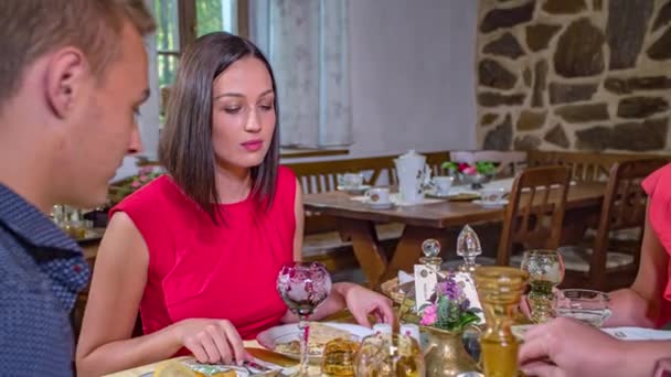 Slovenska Familjen Äter Lunch Tillsammans Med Limning — Stockvideo