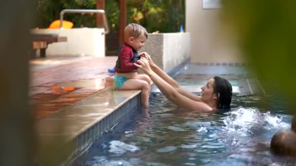 Criança Pulando Nas Mãos Das Mães Uma Piscina Resort Tailândia — Vídeo de Stock