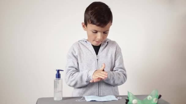Total Forebyggelse Mod Covid Virus Til Lille Dreng Iført Maske – Stock-video