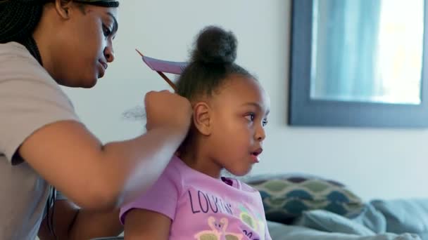 Μέτριο Πλάνο Της Αφρο Αμερικανίδας Πλέκει Μαλλιά Της Στο Σπίτι — Αρχείο Βίντεο