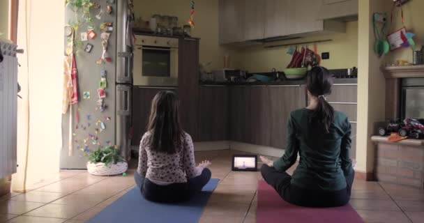 Mor Och Dotter Gör Yoga Övningar Färgade Mattor Hemma Karantänen — Stockvideo