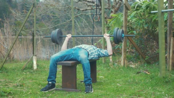 Bank Drückt Gewicht Junger Mann Nach Hause Outdoor Fitnessstudio — Stockvideo