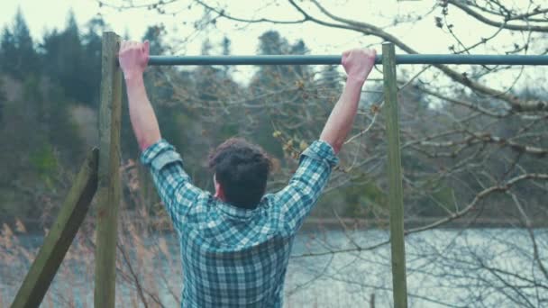 Joven Haciendo Grandes Tirones Agarre Con Escápula Retraída — Vídeos de Stock