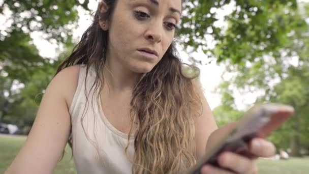 Una Giovane Ragazza Sorpresa Dal Messaggio Ricevuto Nel Parco Suoi — Video Stock