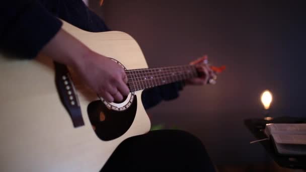 Standpunt Van Een Meisje Dat Met Haar Gitaar Speelt — Stockvideo