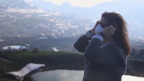 Frau Mit Maske Der Natur Vor Einem See Nahaufnahme — Stockvideo