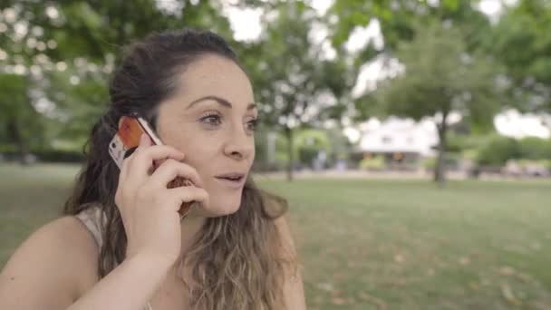 Una Joven Está Hablando Por Teléfono Con Amiga Mostrando Cosas — Vídeos de Stock