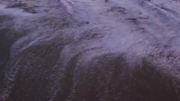 在沙滩上移动的波浪 — 图库视频影像