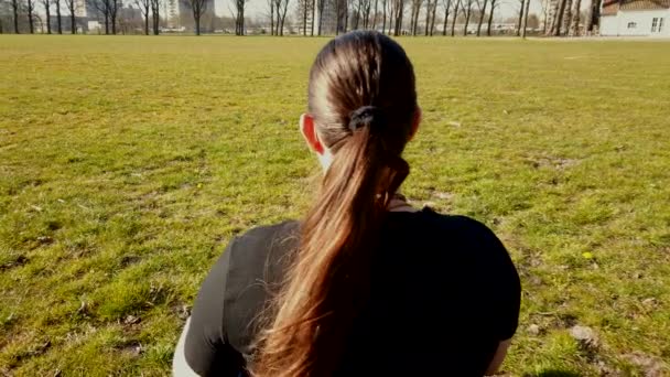 Närbild Scen Den Vuxna Kvinnan Mediterar Den Tysta Parken — Stockvideo