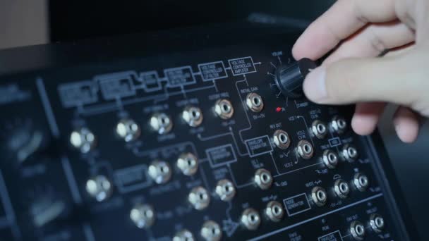 Musikproducent Stänger Förstärkaren Synthesizer Efter Att Skrivit Låtar — Stockvideo