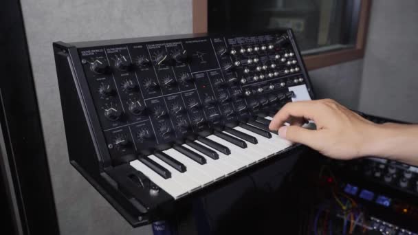 Music Producer Records Sample Vintage Synthesizer Song — Stok Video