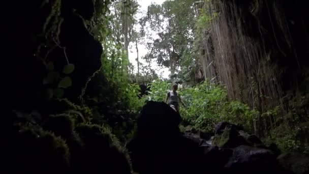 Młoda Kobieta Ostrożnie Schodząca Ciemnych Jaskiń Kaumana Big Island Hawaii — Wideo stockowe