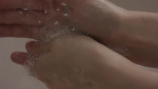 Beyaz Kadın Elleri Dikkatlice Parmaklarını Sabun Köpüğü Baloncuklarla Yavaşça Yıkıyor — Stok video