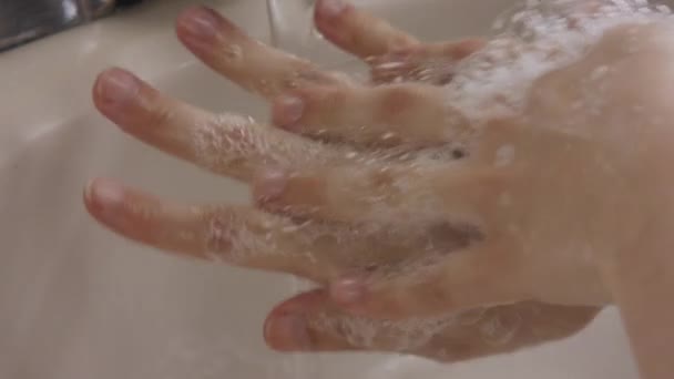 Bílé Ženské Ruce Umýt Mýdlovou Pěnou Bubliny Zpomaleném Filmu Zblízka — Stock video