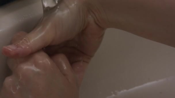 Witte Vrouwelijke Handen Wassen Close Slow Motion — Stockvideo