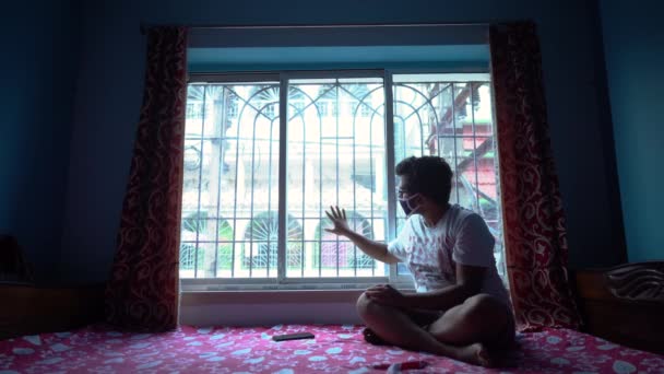 Homme Indien Ennuyé Assis Maison Près Fenêtre Raison Quarantaine Coronavirus — Video