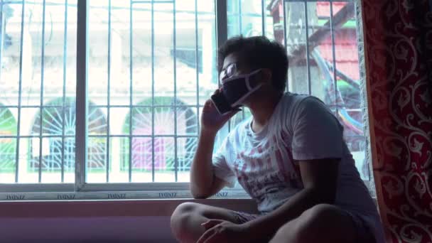 Homme Asiatique Ennuyé Assis Maison Près Fenêtre Raison Covid Coronavirus — Video