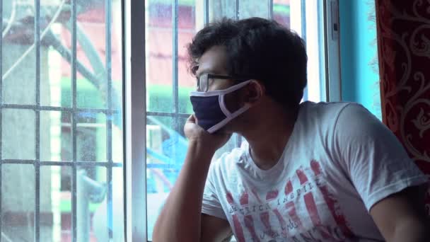 Одинокий Азиатский Мужчина Сидит Дома Возле Окна Глядя Улицу Ковид — стоковое видео
