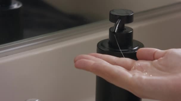 Beyaz Kadın Elleri Sabun Pompalıyor Yavaşça Ellerini Yıkıyor Yakın Çekim — Stok video