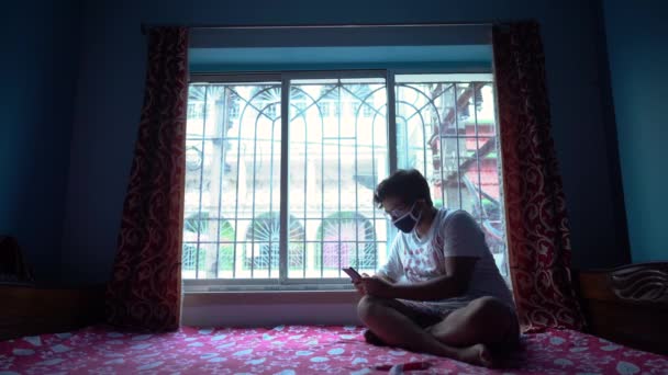 코로나 바이러스 로다운으로 마스크를 집에서 게임을 보이지 아시아 자신의 사회적 — 비디오