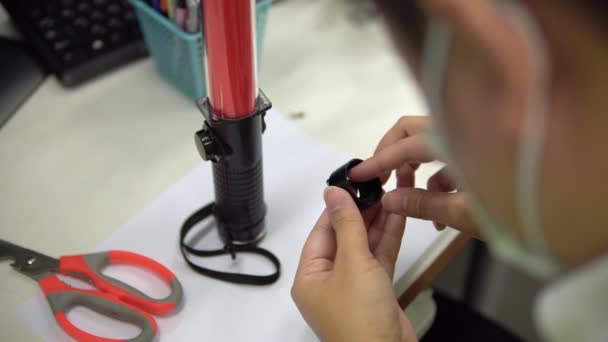 Een Ingenieur Repareert Zijn Wapenstok Zijn Dienstkamer — Stockvideo