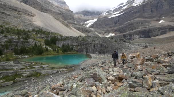 Una Joven Pareja Asiática Ascendiendo Través Campo Rocas Sobre Las — Vídeos de Stock