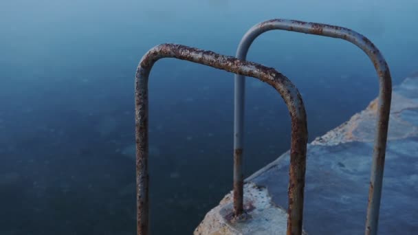 Escadas Enferrujadas Numa Piscina Exterior Beira Mar Guernsey Entardecer — Vídeo de Stock