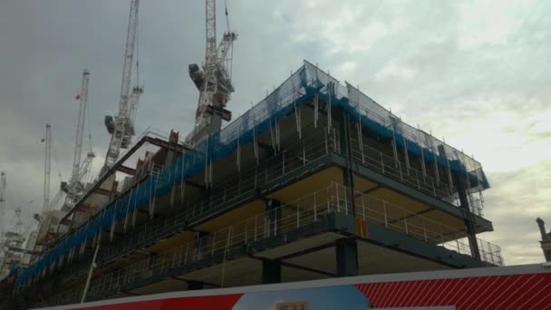 Panning Tiro Revelando Enorme Local Construção Vazio Perto Estação Kings — Vídeo de Stock