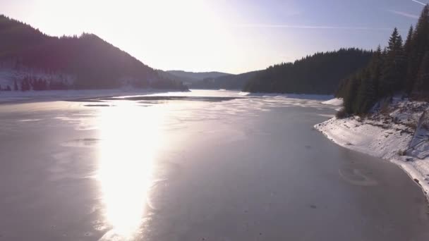 Luz Del Sol Brilla Refleja Lago Montaña Congelado Invierno Con — Vídeos de Stock