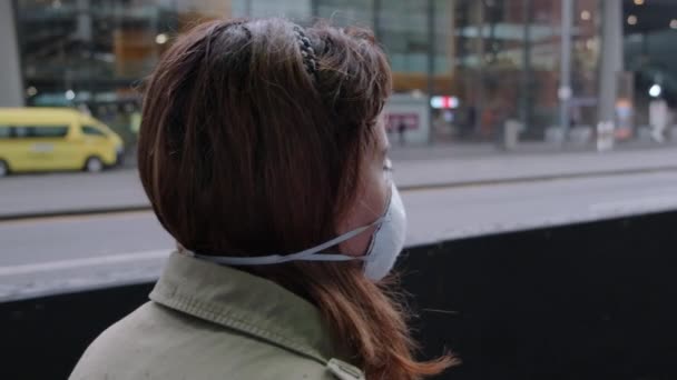 Gåture Med Maske Tæt Covid19 Coronavirus City Street – Stock-video