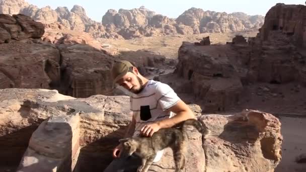 Viajero Acariciando Gato Valle Petra Montañas Fondo Tiro Estático — Vídeo de stock