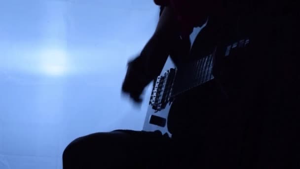 Silhouette Eines Gitarristen Der Akkorde Mit Einer Gitarre Spielt Nahaufnahme — Stockvideo