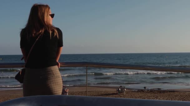 Mujer Observando Puesta Sol Playa Sitges — Vídeos de Stock