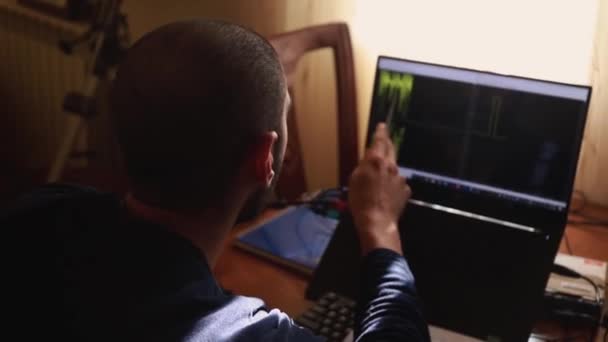 Junger Kaukasier Verfolgt Und Verfolgt Daten Auf Laptop Zeigt Begeisterung — Stockvideo