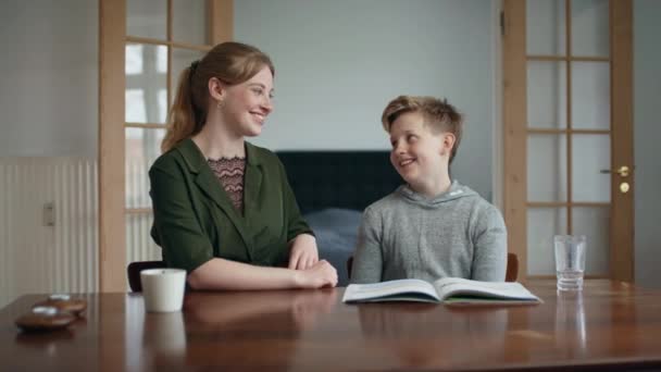 Kleiner Bruder Und Große Schwester Haben Spaß Bei Der Gemeinsamen — Stockvideo