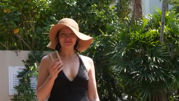 Mulher Satisfeita Desfrutando Férias Tropicais Tiro Médio Apertado — Vídeo de Stock