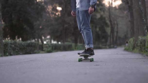 Blisko Zdjęcie Frontalne Deskorolkarza Który Cieszy Się Przyrodą Ogromnym Parku — Wideo stockowe