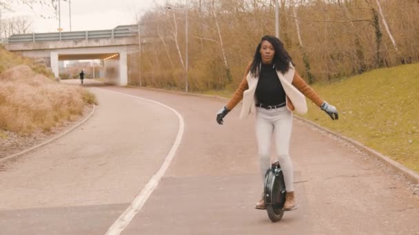 Lento Movimento Atraente Mulher Negra Montando Elétrico Unicycle Close — Vídeo de Stock