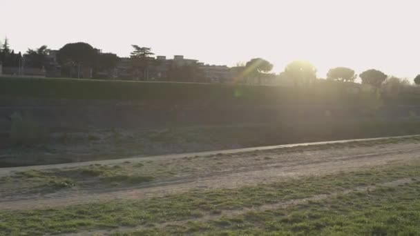 Amplio Plano Joven Que Está Montando Bicicleta Lago Fondo Ciudad — Vídeos de Stock