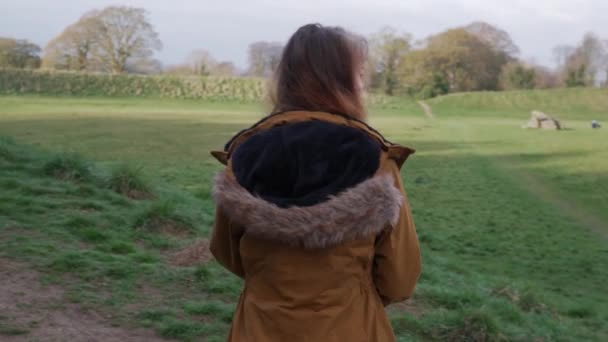 Une Jeune Femme Promène Long Sentier Entre Champs Avec Des — Video