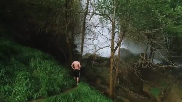 Fit Adult Mężczyzna Oglądanie Wodospad Kfarhelda Przez Drzewa Libanie Aerial — Wideo stockowe