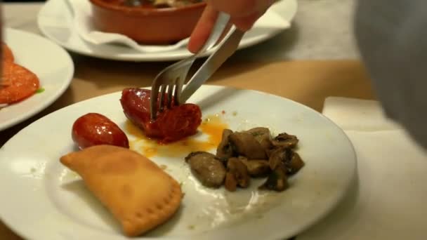 Persona Comiendo Comida Salchichas Champiñones Del Plato Con Tenedor Cuchillo — Vídeos de Stock