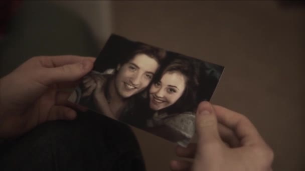 Bir Zamanlar Mutlu Gülümseyen Genç Bir Çiftin Fotoğraf Selfie Kız — Stok video