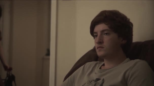 Gergin Erkek Arkadaşı Kız Arkadaşının Sinsice Eve Girmesini Bekliyor — Stok video